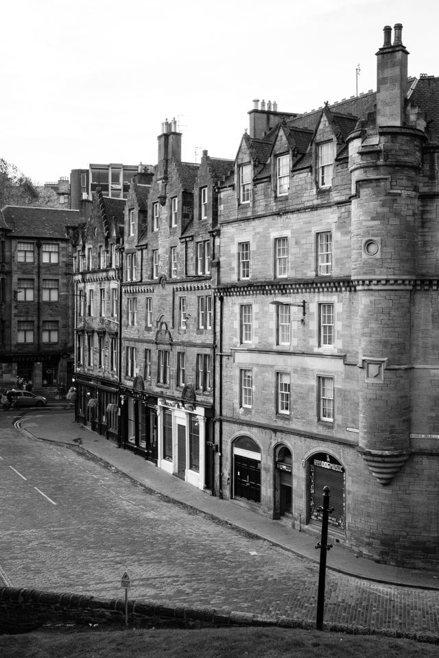 The intersection of Grassmarket and King's Stables Road, seen from Granny's Green Steps.