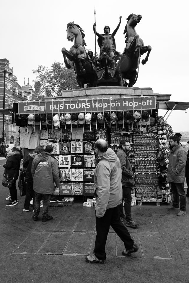 A souvenir stand on Westminster Bridge, in front of the Palace of Westminster.