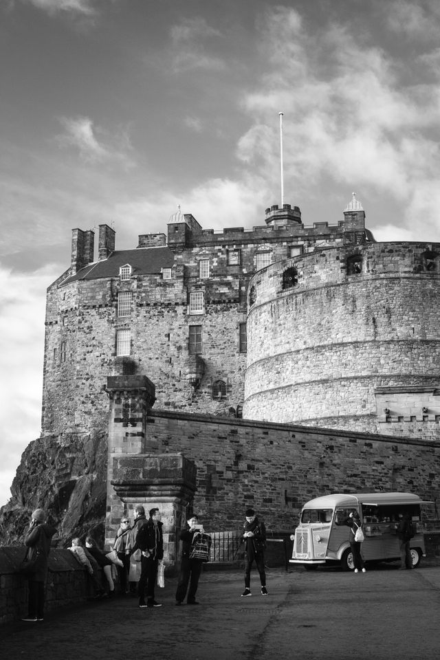 Tourists and a food truck in front of Edinburgh Castle.