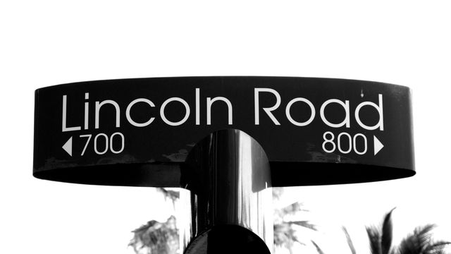 A Lincoln Road street sign.